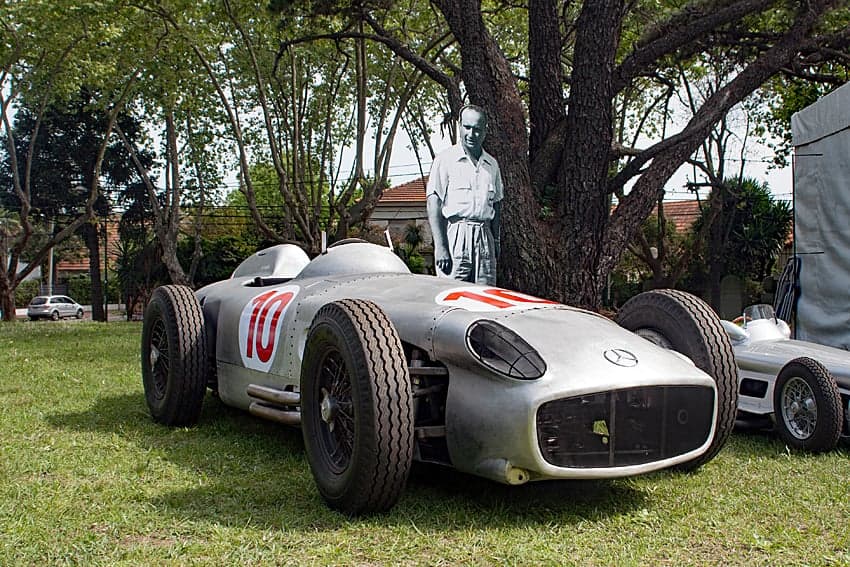 Colapinto pilota Mercedes de Fangio nas ruas de Buenos Aires