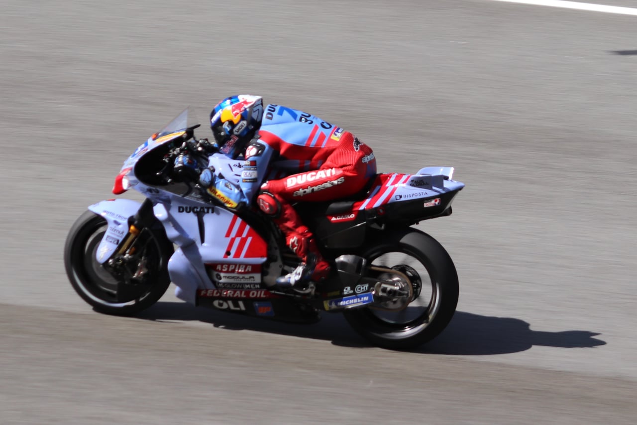 Álex Márquez vence em Jerez e mira virada na MotoGP 2026