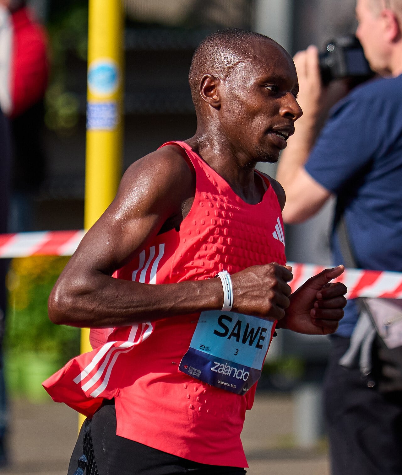Sawe quebra recorde e corre maratona oficial em menos de 2 horas